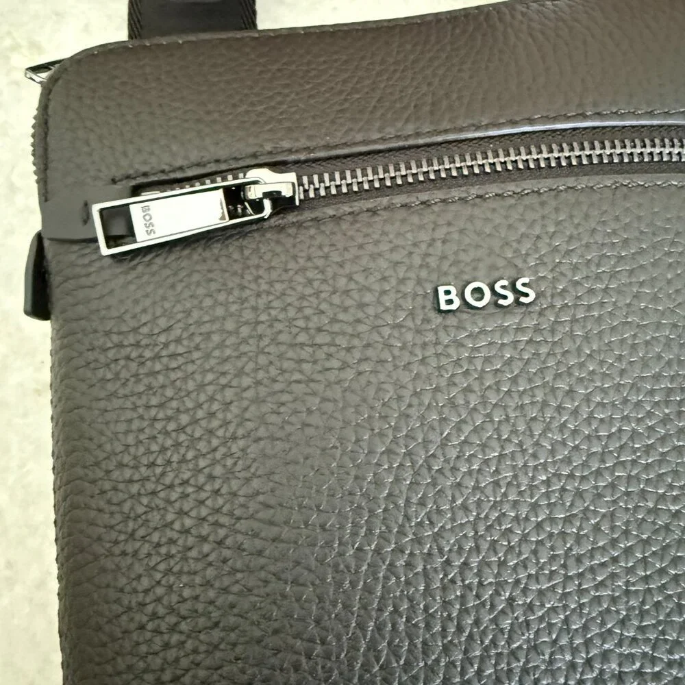 HUGO BOSS Morval All Leather Zip‎ Env_O Bag 50517985 Black